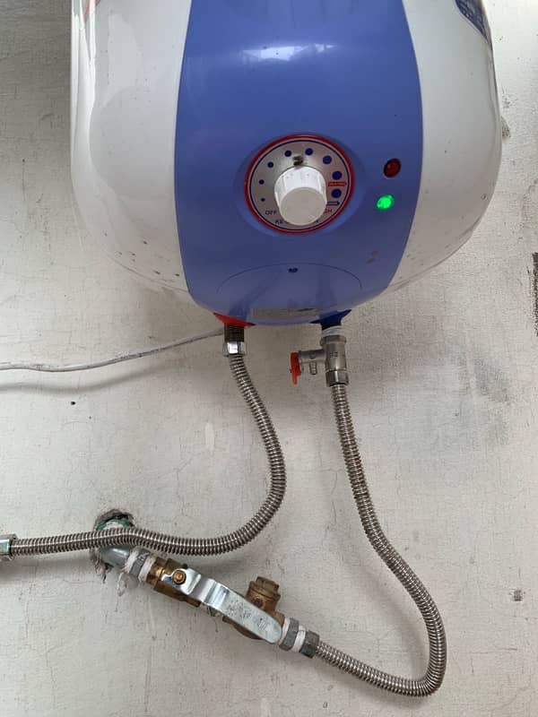 Energy Saving Electric Gyeser (Under Warrenty) 1