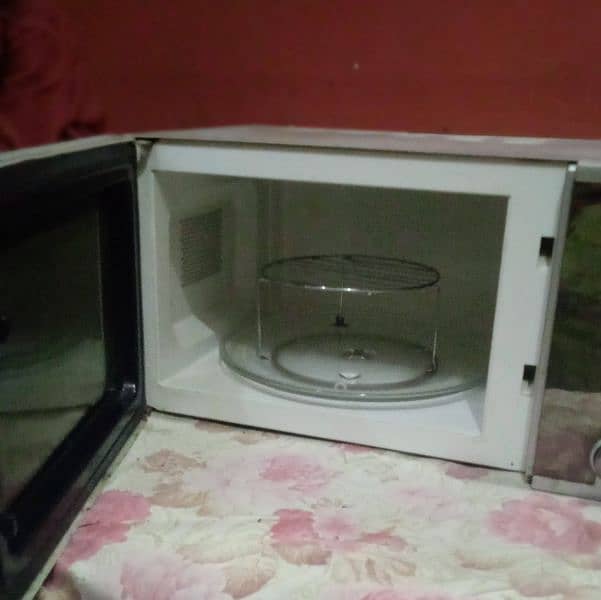 I'm selling my microwave oven 0