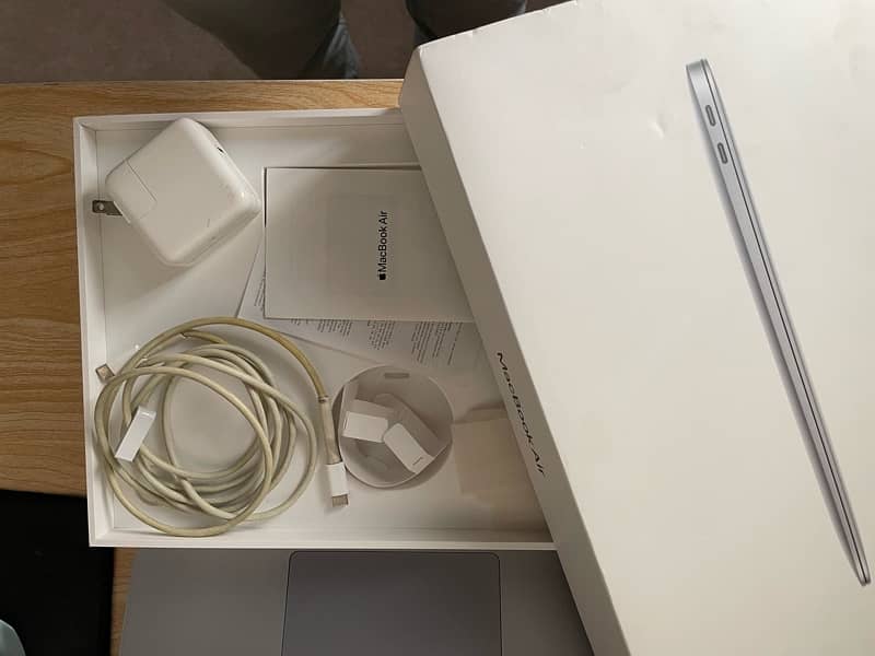 Macbook Air M1 8/256 13.3" 0