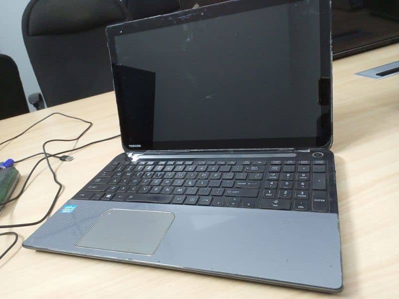 Toshiba Touch screen Satellite L55t-A5290. 1