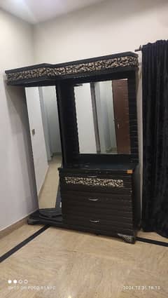 dressing table used dual mirrors