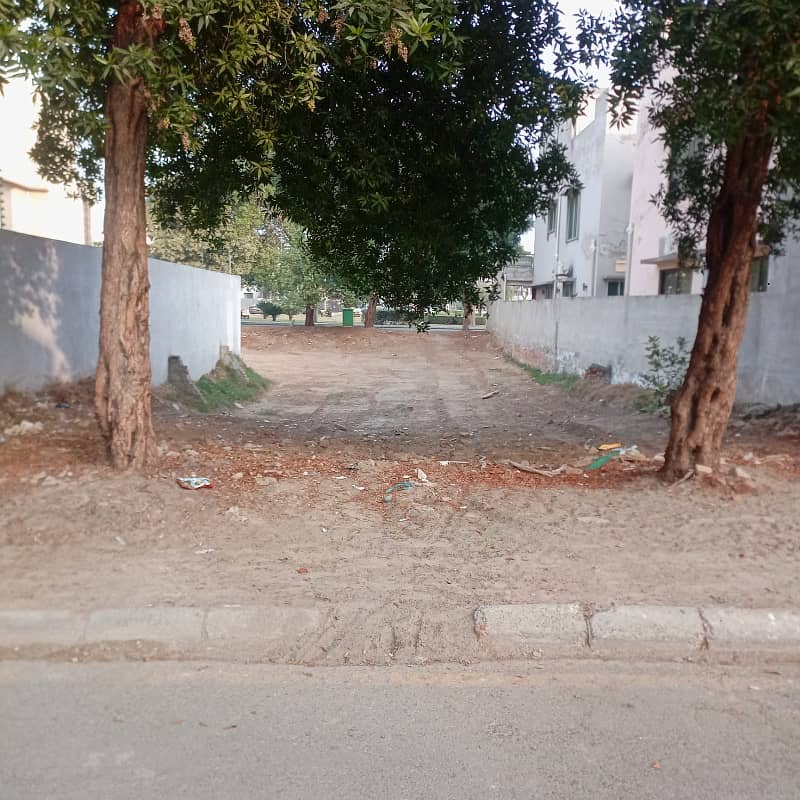 Outstanding location 10 Marla Plot for sale in Janiper Block Bahria Town Lahore 0