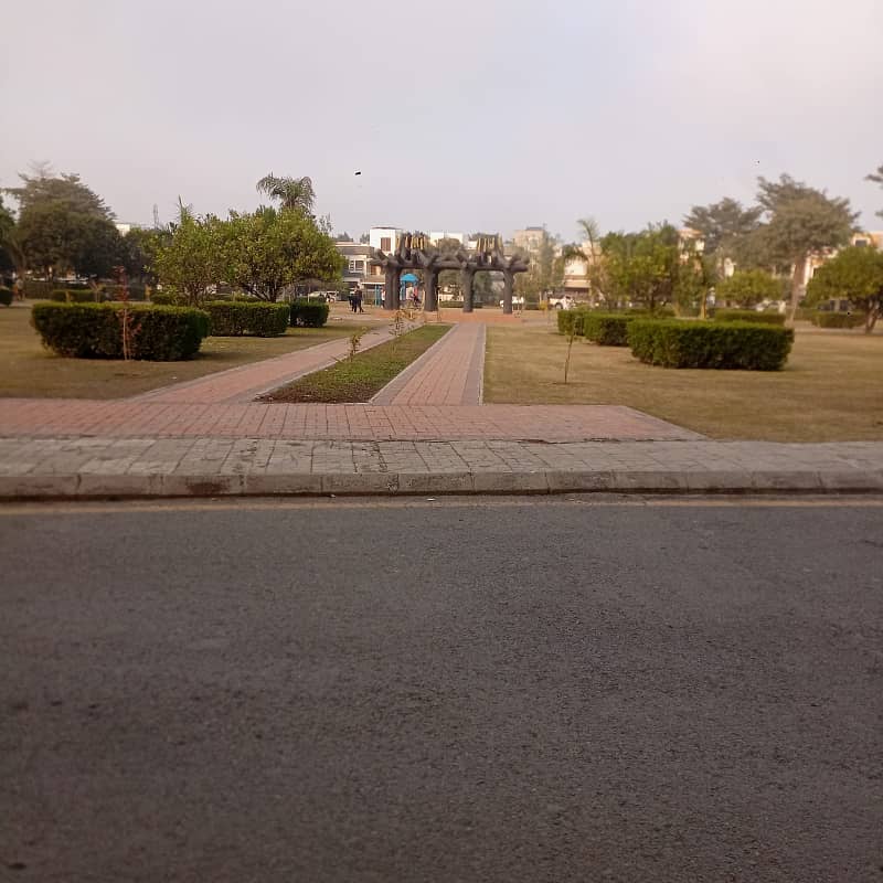 Outstanding location 10 Marla Plot for sale in Janiper Block Bahria Town Lahore 4