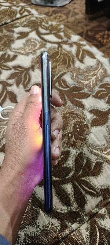 oppo f19.6/128. box charger. condition ok. cel no. 03017028364 3