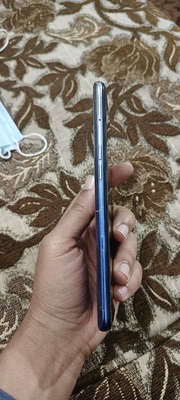 oppo f19.6/128. box charger. condition ok. cel no. 03017028364 4