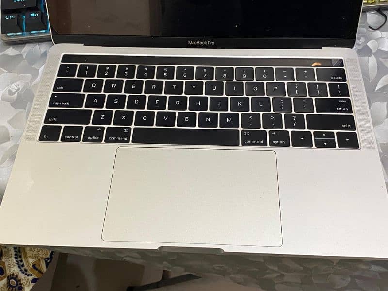 macbook pro 2016.512gb with touch bar 5