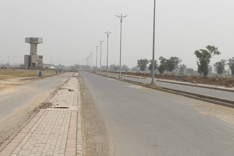 ONE KANAL PLOT M 410 ON 80FT ROAD NEAR PARK 0