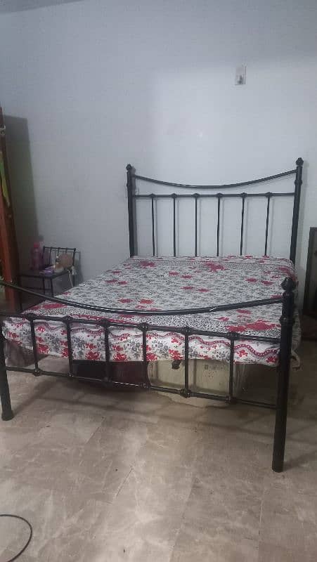 Rod iron bed 0