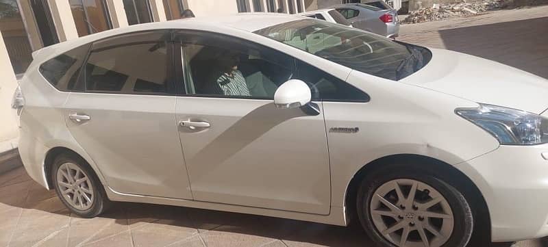 Toyota Prius Alpha 2014 7