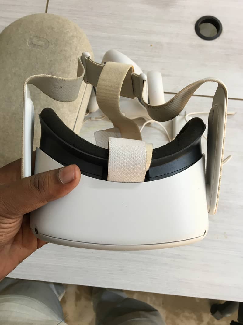 Oculus Quest 2  For Sale 3