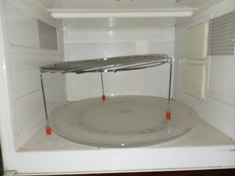 A Modern LG MS-283MC Microwave Oven 0