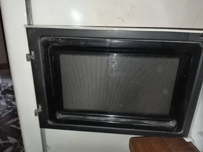 A Modern LG MS-283MC Microwave Oven 1