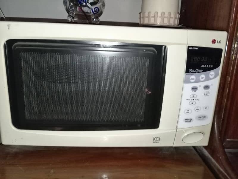 A Modern LG MS-283MC Microwave Oven 5