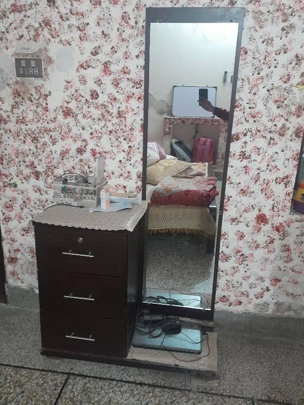 Dressing Table in very good condition . 1