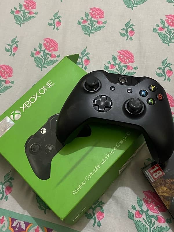 Xbox one along with one additional controller,charging kit and 4 games 2