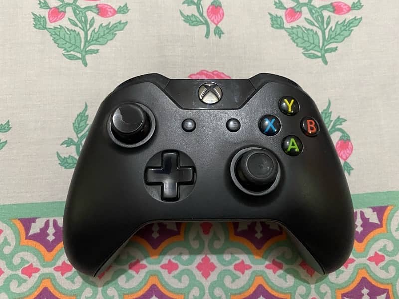 Xbox one along with one additional controller,charging kit and 4 games 3