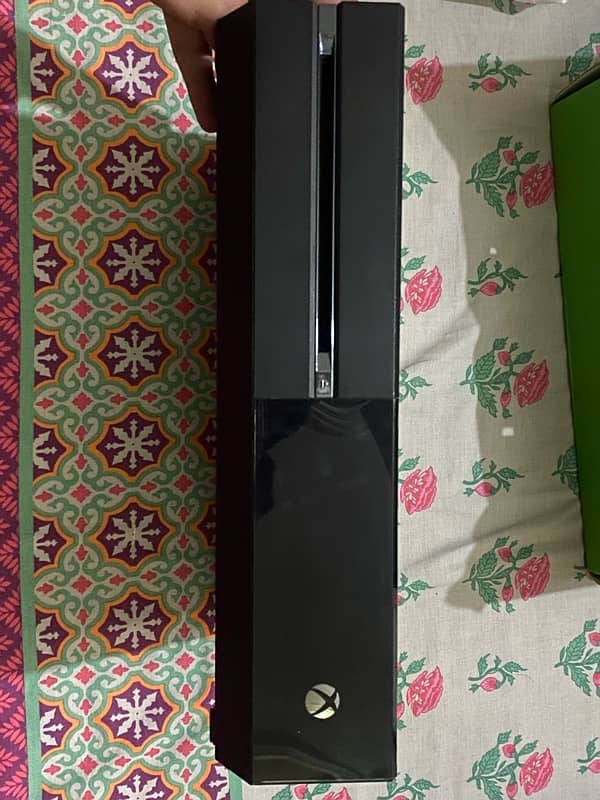 Xbox one along with one additional controller,charging kit and 4 games 6