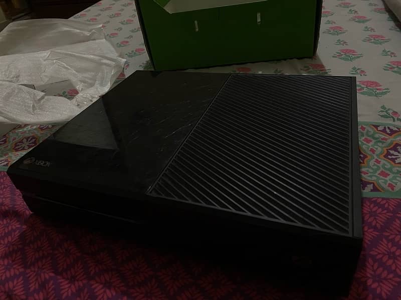 Xbox one along with one additional controller,charging kit and 4 games 7