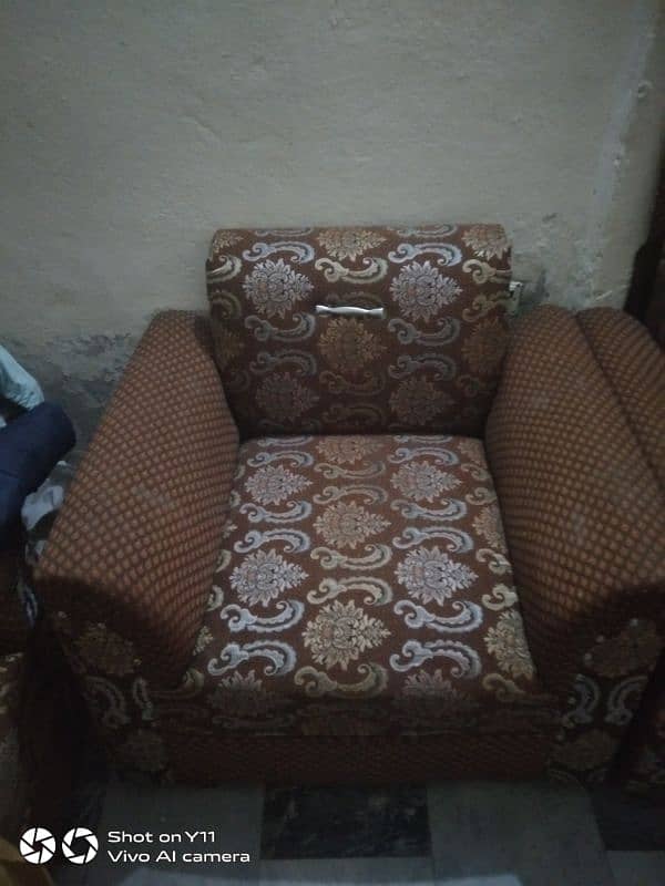 I am selling my sofas 5 seters sofa set. contact  WhatsApp0341/1320/786 3