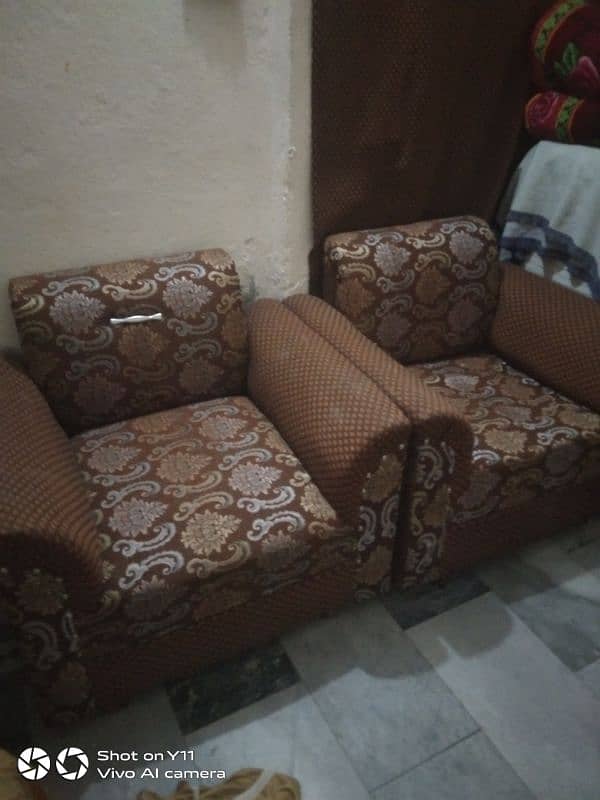 I am selling my sofas 5 seters sofa set. contact  WhatsApp0341/1320/786 5