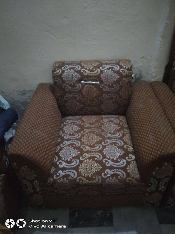 I am selling my sofas 5 seters sofa set. contact  WhatsApp0341/1320/786 6