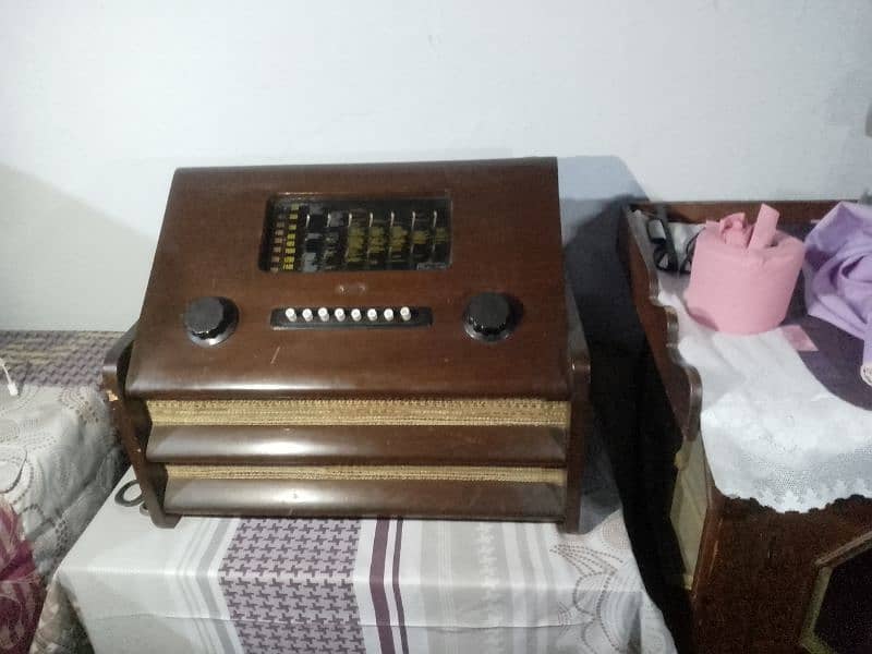 Murphy radio from UK. antique piece 1