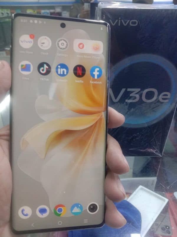 vivo V30e 16/256 as like new one month use only 1