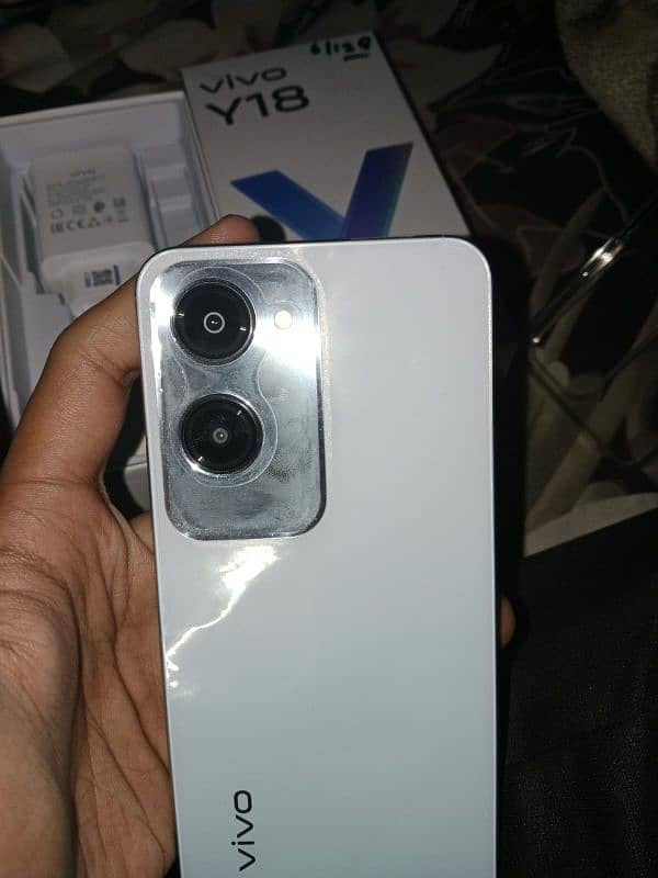 vivo y 18  6/128 condition 10/10 ha 10 month warranty bhi ha complete 1