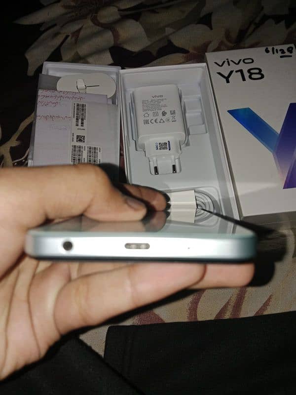 vivo y 18  6/128 condition 10/10 ha 10 month warranty bhi ha complete 2