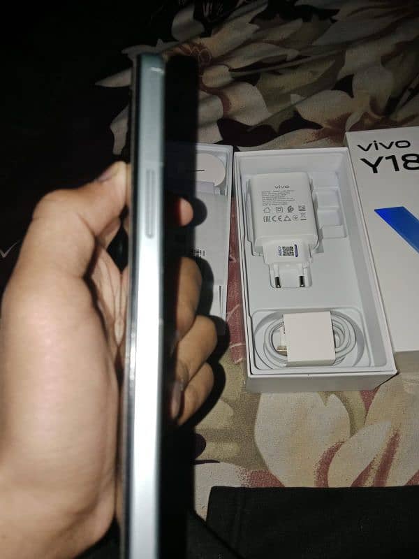 vivo y 18  6/128 condition 10/10 ha 10 month warranty bhi ha complete 3