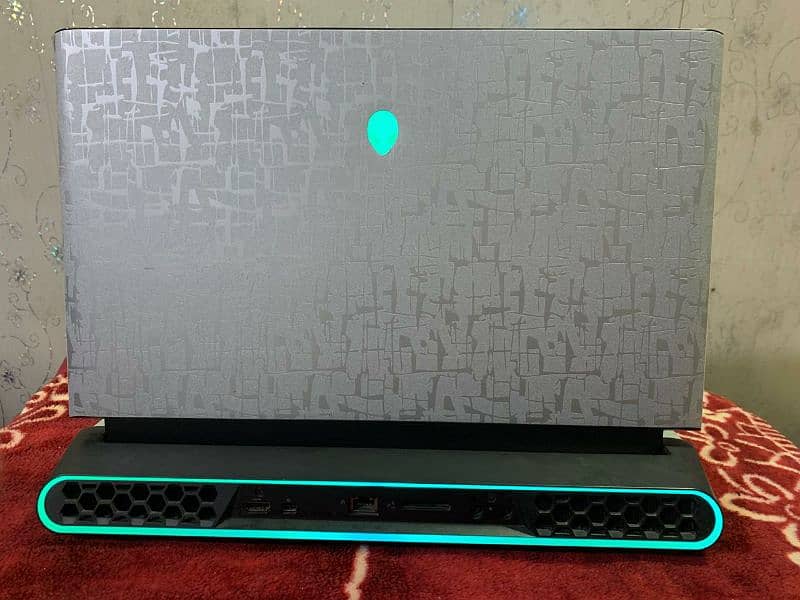 Dell Alienware Area 51m i7 9700k Rtx 2080 8Gb Gaming laptop Graphics 0