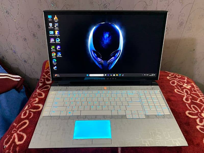 Dell Alienware Area 51m i7 9700k Rtx 2080 8Gb Gaming laptop Graphics 1