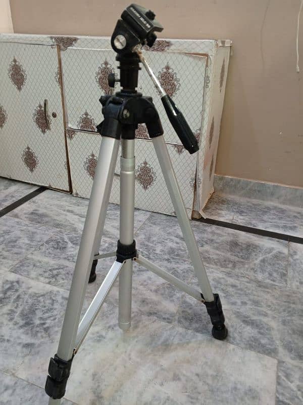 tripod stand 1