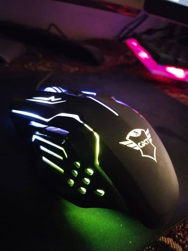 Gaming mouse with SIX buttons 1