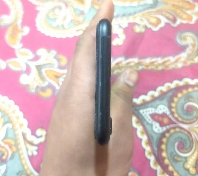 iPhone 7 10/10 condition. battery health 96%. 5