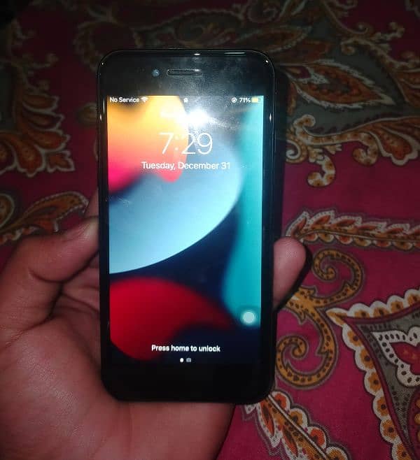 iPhone 7 10/10 condition. battery health 96%. 6