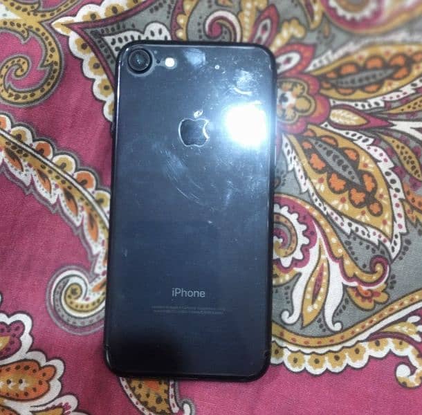 iPhone 7 10/10 condition. battery health 96%. 8