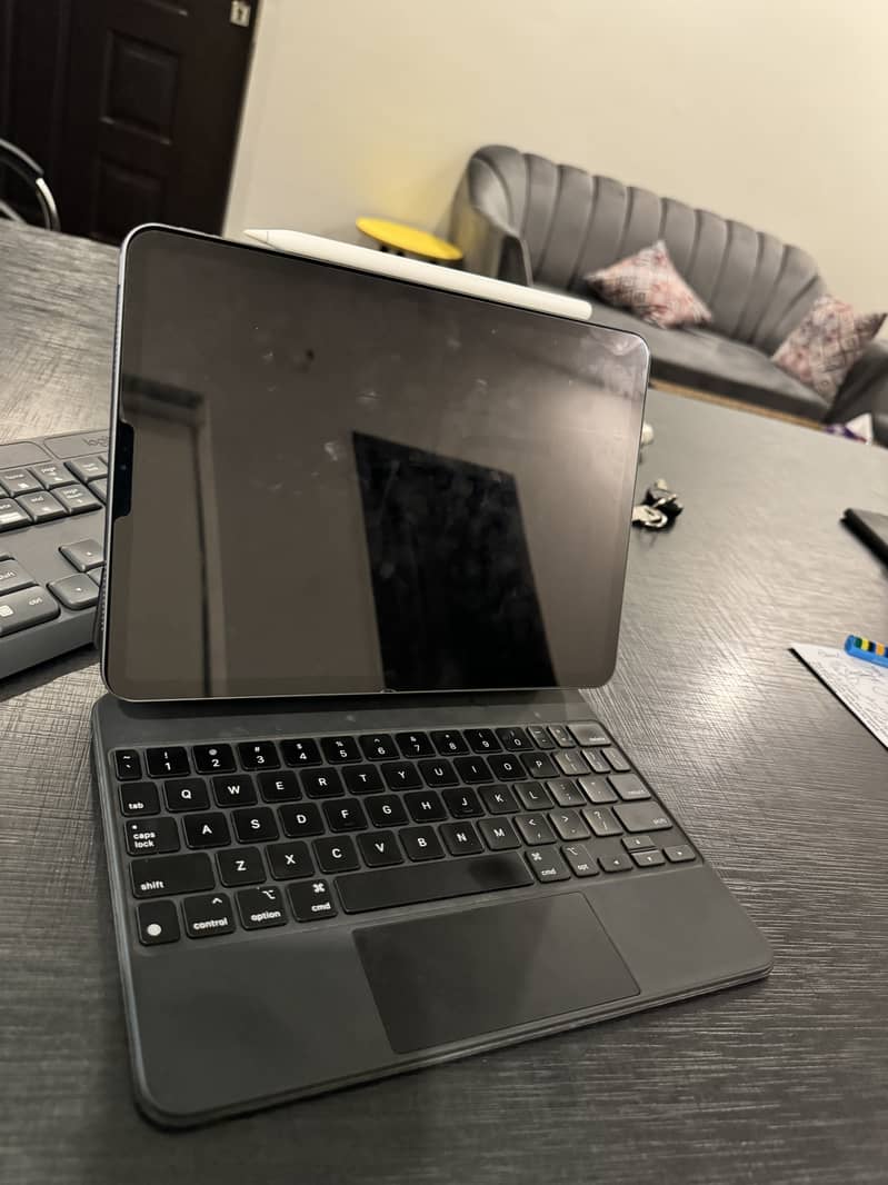 iPad Pro 2nd Gen 256GB + Magic Keyboard + Pencil 2 3