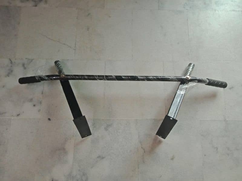 MOUNTABLE PULL-UP BAR WITH RAWAL BOLT 1