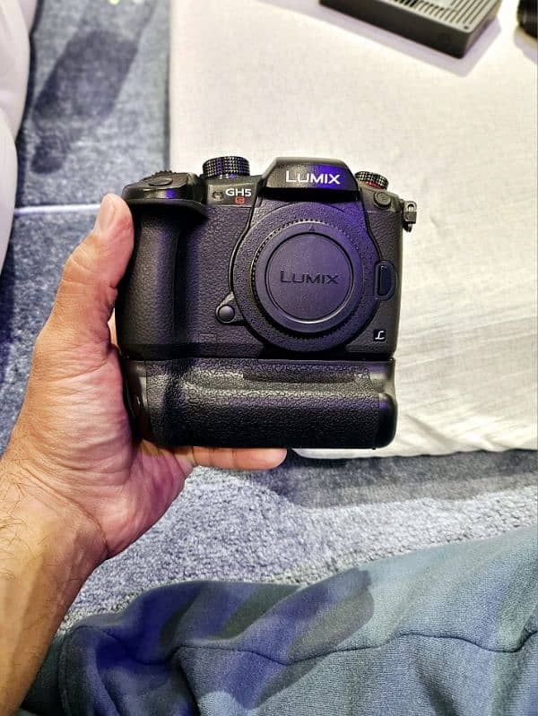 LUMIX GH5S with battery grip batteries, strap and charger 8