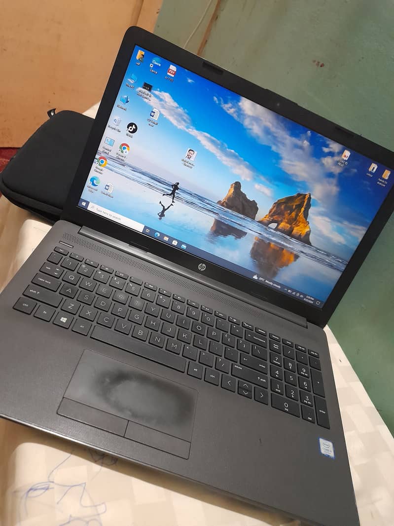 Laptop hp i 3 7th generation with ssd 0