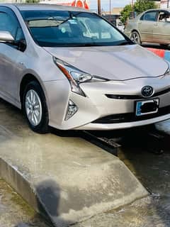 Toyota Prius s touring selection