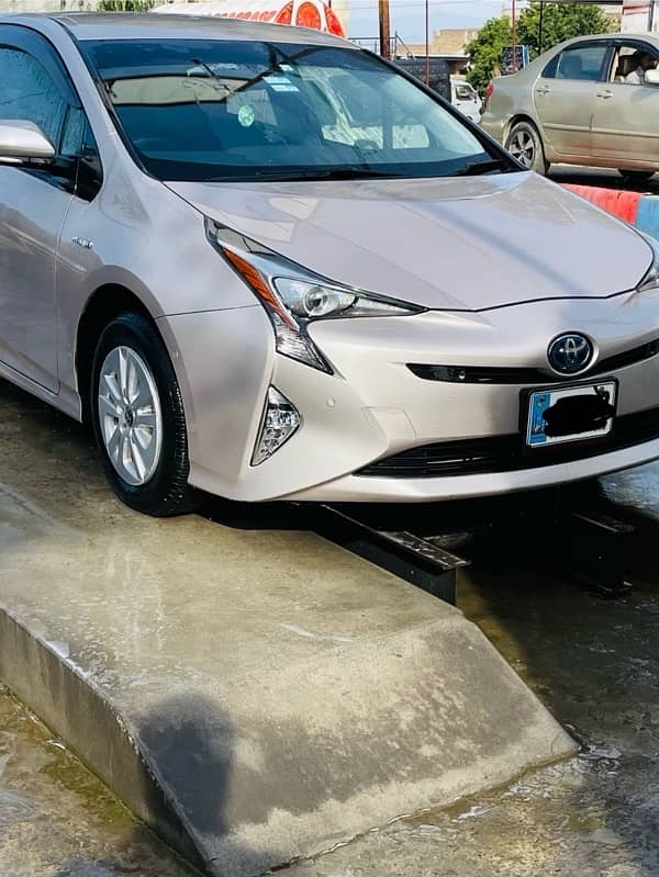 Toyota Prius s touring selection 0