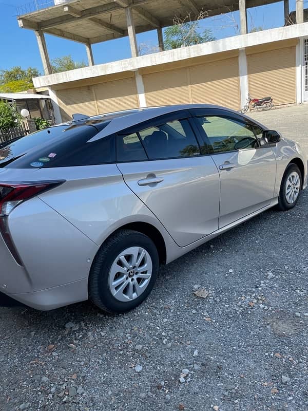 Toyota Prius s touring selection 4