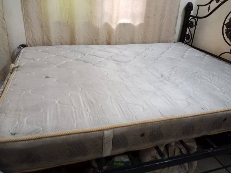 Queen size spring mattress 0