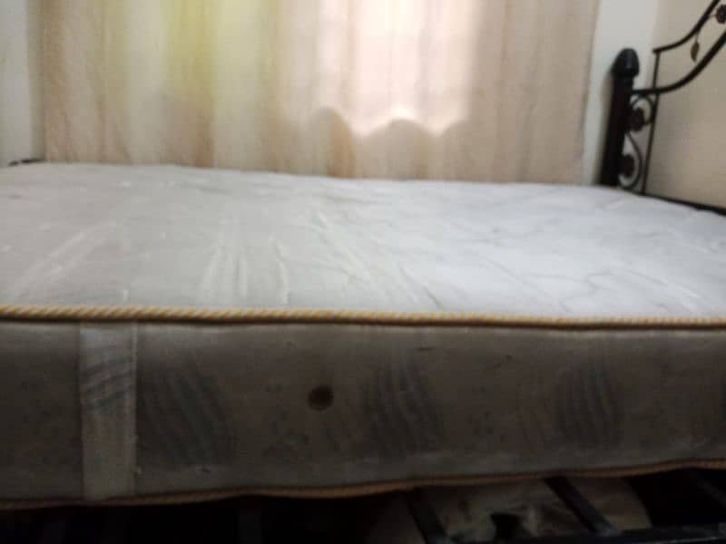 Queen size spring mattress 2