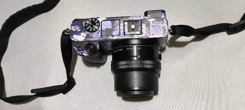 a 6400 mirror less camera with lens 2