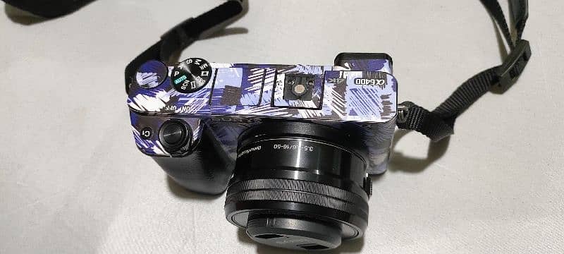 a 6400 mirror less camera with lens 6