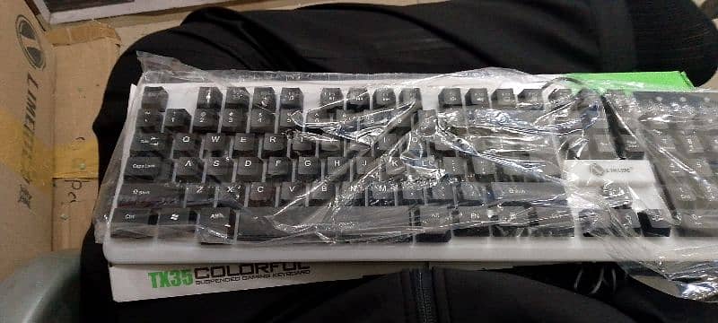 TX35 RGB GAMING KEYBOARD IN WHITE AND BLACK COMBO C WITH BESTQUANTITY 0