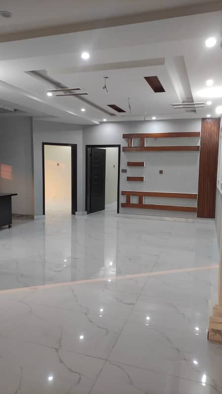 10 MARLA BEST LOCATION UPPER POERTION AVAILABLE FOR RENT IN LDA AVENUE - BLOCK J 0